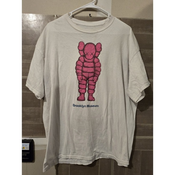 ブルックリン美術館 KAWS Brooklyn Museum WHAT PARTY T-shirt Kaws What Party Brooklyn Museum Kaws Graphic T Shirt White
